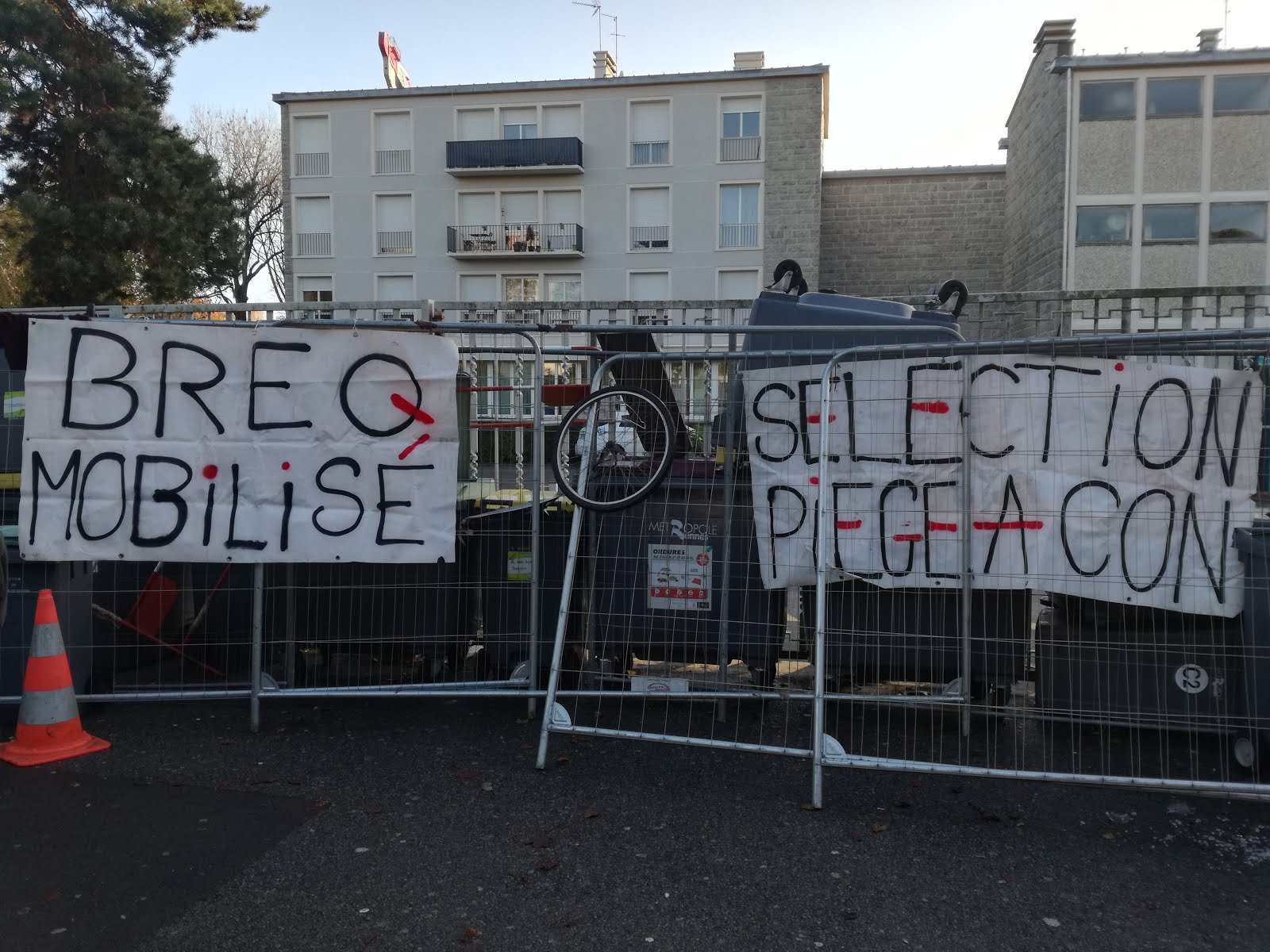 Blocage du lycée Bréquigny à Rennes par les lycéens vendredi 30 nov 2018 : article et vidéo OF