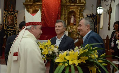 Jujuy: “Deje de gobernar para los ricos”, le dijo en plena misa, el Obispo de Humahuaca a Macri. En la calle, los jujeños escracharon al presidente