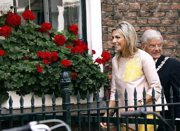 Queen Maxima attended the 650th anniversary of Bartholomeus Gasthuis in Utrecht. Maxima wore Natan dress