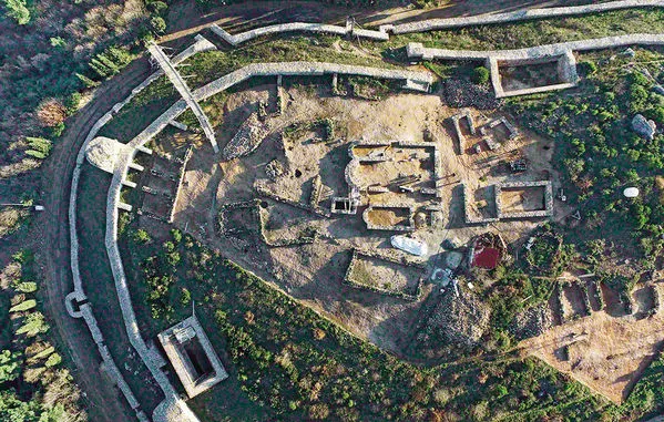 Aydos Kalesi’nin içinde yapılan kazılarla ortaya çıkarılan kilisenin duvarları