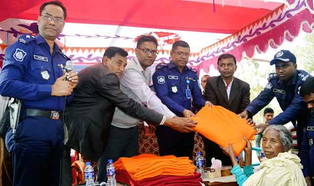 The blanket distribution of Gobindaganj indigenous Santals গোবিন্দগঞ্জ আদিবাসী সাঁওতালদের মাঝে কম্বল বিতরণ