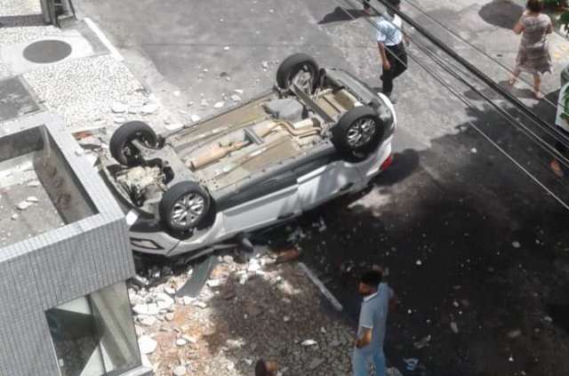 Carro despenca de garagem de hotel em Feira de Santana