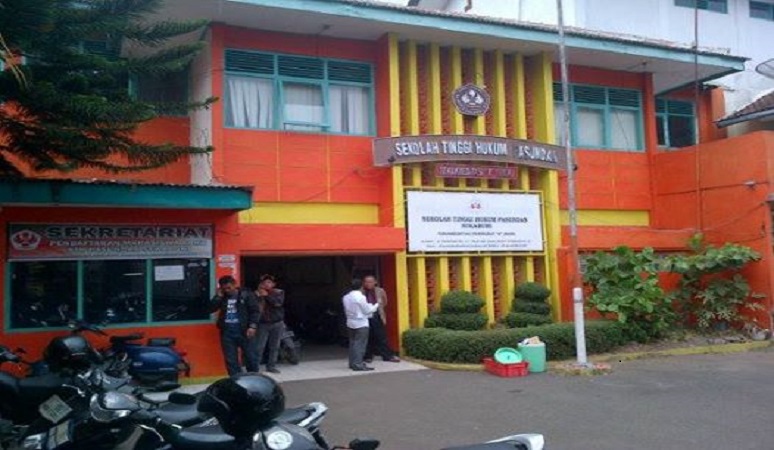 Sekolah Tinggi Hukum Pasundan Sukabumi.