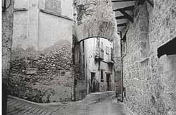  Portal de la calle Llana, románico, seguramente fue reconstruido por los templarios cuando reconquistaron Beceite. 