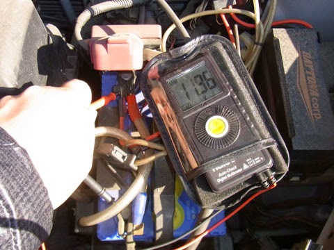 充電前の電圧は11.96Vすでにヤバヤバです ファンカーゴのバッテリーの状態。放電が進み結構やばい状態になっています。