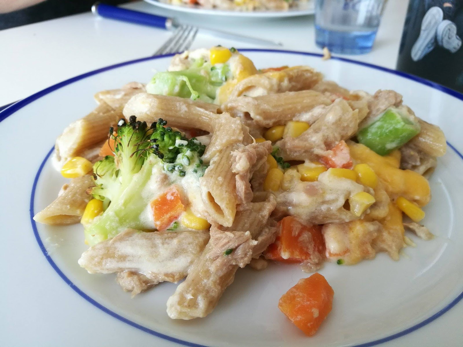 Thunfisch-Nudelauflauf mit einer Käse-Soße und Gemüse
