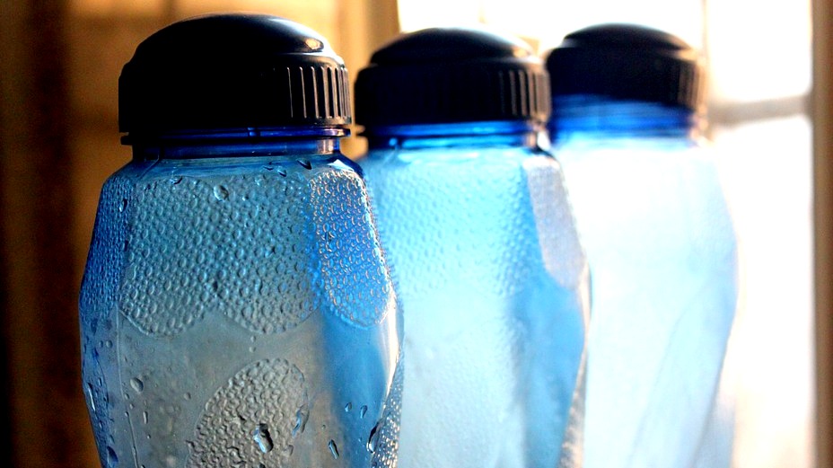 Tips cara bersihkan botol Tips cara membersihkan bagian dalam botol yang kotor tanpa sikat dan tanpa zat kimia dengan cepat