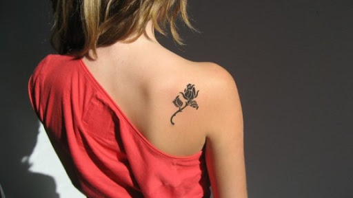 Preta pequena flor Tatuagem Ideia para as Meninas