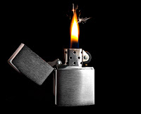 yanan zippo çakmak