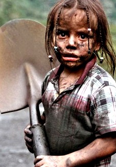 Niña trabajando Foto de niña pequeña trabajando con cara de tristeza