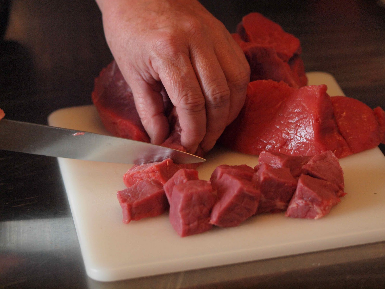 Meat cutting. Нарезанное мясо. Нарезка приготовленное мясо. Ножи для тонкой нарезки мяса говядины.