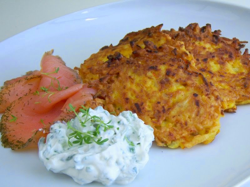 Kürbis-Kartoffel-Puffer mit Lachs und pikantem Dip - Sarah&amp;#39;s recipes
