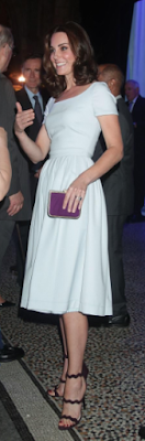 Robe Preen / sandales Prada / minaudière Jerome C Rousseau)