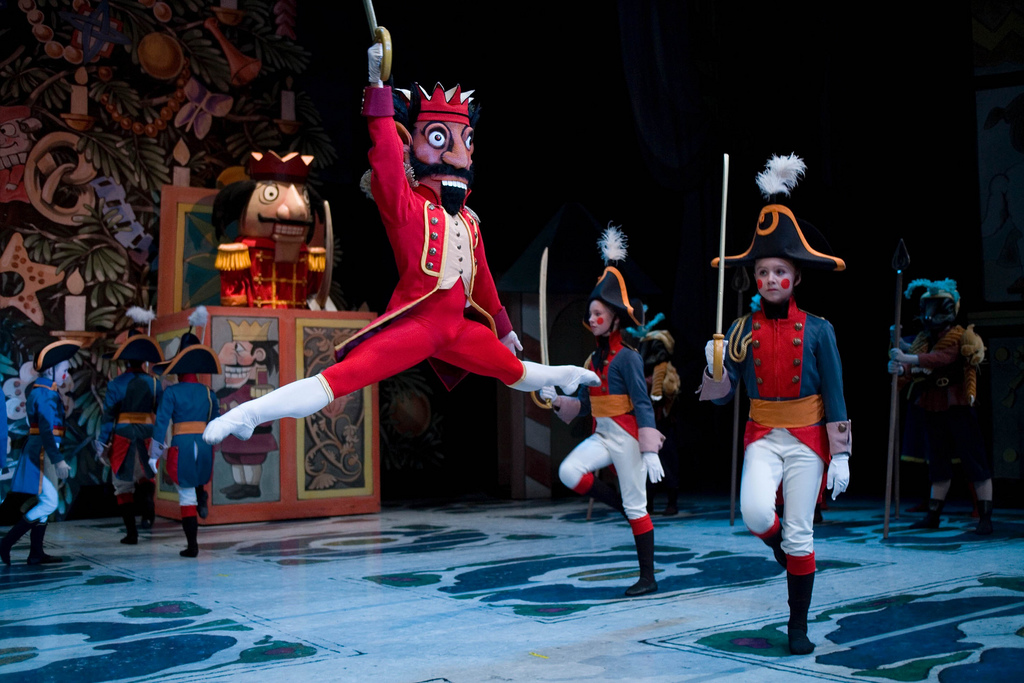 http://4.bp.blogspot.com/-yDOkLCd-zwA/TudoACKiG7I/AAAAAAAAASY/743fu_J0RFY/s1600/Nutcracker4.jpg
