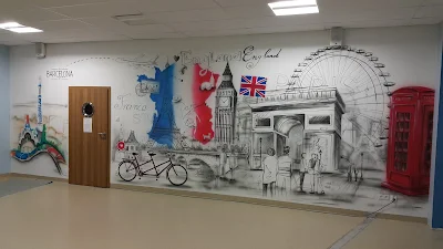 Mural w szkole, malowanie murali na szkolnym korytarzu, malowidło ścienne w szkole, artystyczne malowanie ścian w klasie. 