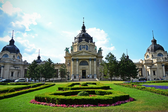 Ιαματικά Λουτρά Σέτσενι: (Szechenyi Bath) Ιαματικά Λουτρά Σέτσενι: (Szechenyi Bath)