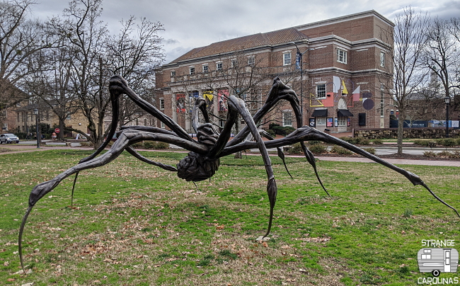 louise bourgeois: Louise Bourgeois' gigantic spider sculpture fetch