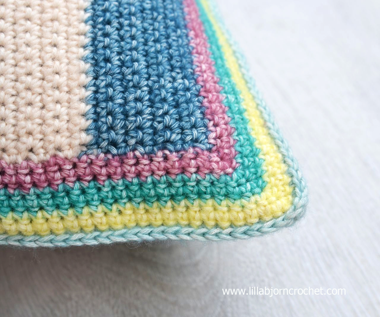 Crochet pillow cover with colorful circles made in tapestry crochet. Free pattern by Lilla Bjorn )with step-by-step pictures)