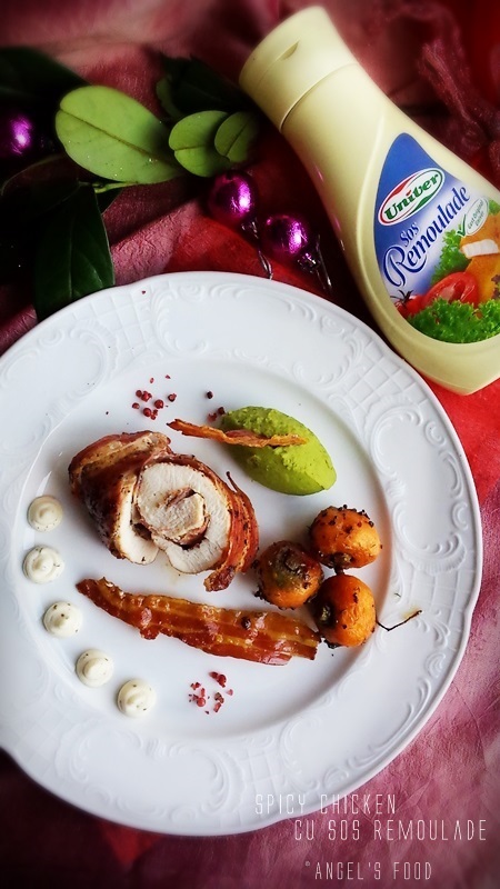 Spicy Chicken cu sos remoulade, acompaniat de morcovi aromati si caramelizati, piure fin de mazăre si crispy prosciutto