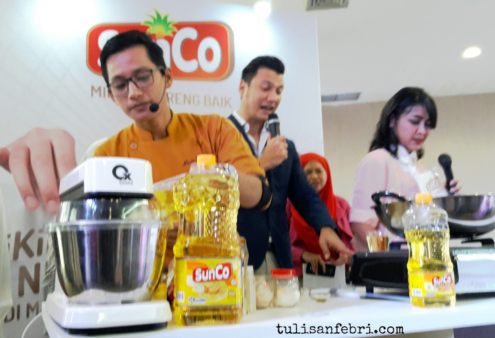 PILIH MINYAK YANG DIKIT NEMPEL DI MAKANAN YUK — Tulisan Febri