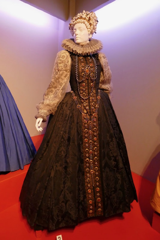 Margot Robbie Mary Queen of Scots Elizabeth I costume