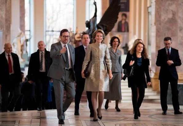 Belgian artist Fernand Khnopff' exhibition at the Petit Palais. Queen Mathilde wore Natan coat and she wore Natan pumps