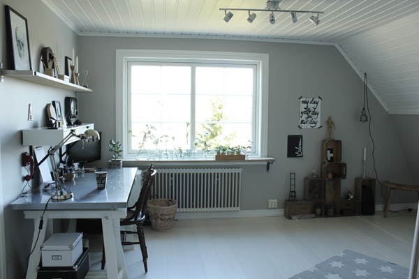 arbetsrum och ateljé i vitt och grått, skrivbord från ikea, vitt golv, hyllor med inredningsdetaljer