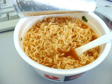 makan mie instant