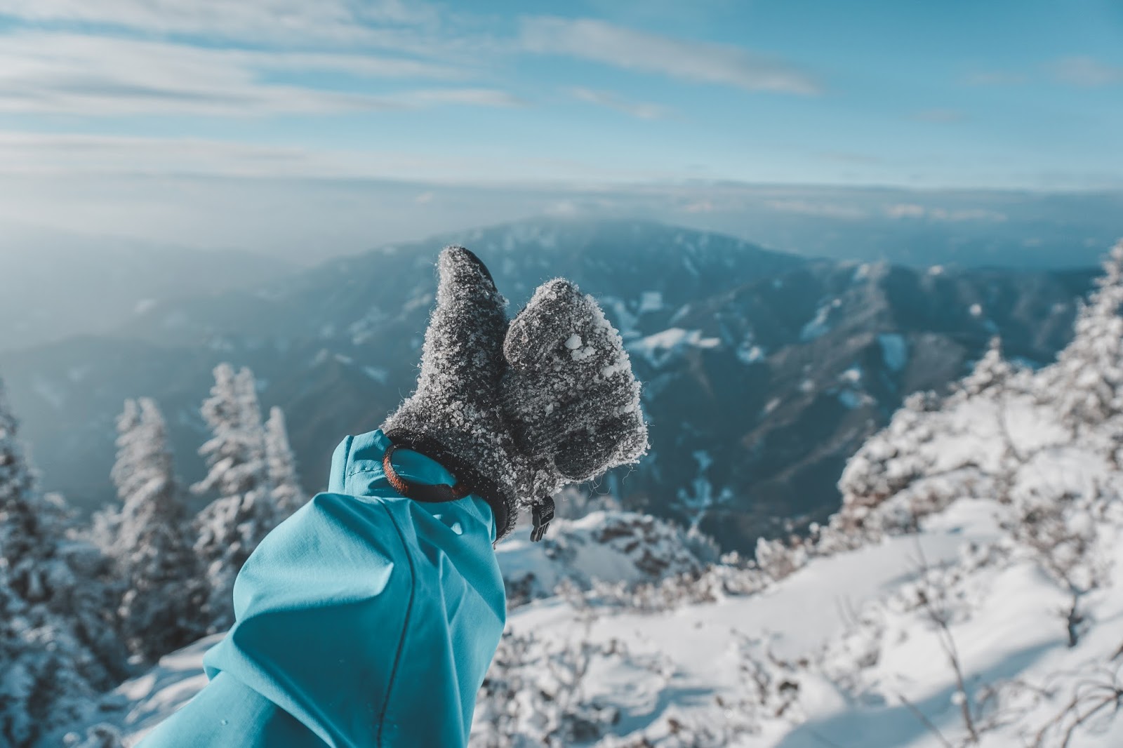 Jak ubrać się na zimowy trekking w górach? Mini poradnik Austria, ubiór w góry, wspinaczka, trekking w górach, ubiór na trekking, jaką kurtkę wybrać w góry, jaką kurtkę hardshell wybrać, blog podróżnicz, jak ubrać się zimą w góry