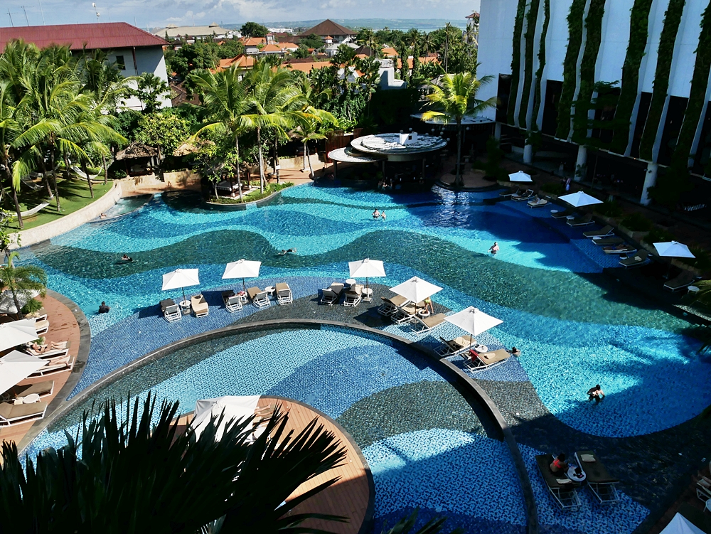 DELUXSHIONIST TRAVEL BEST HOTEL'S POOL IN KUTA AT THE STONES HOTEL BALI