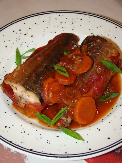 Macrou marinat in sos de tomate