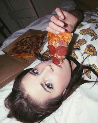 foto tumblr comiendo pizza acostada en la cama