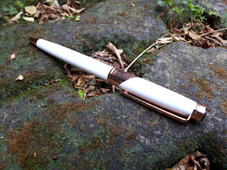 Pulpen Mewah Monte Mount MM002 White Rose Gold With Luxury Leather Bag
