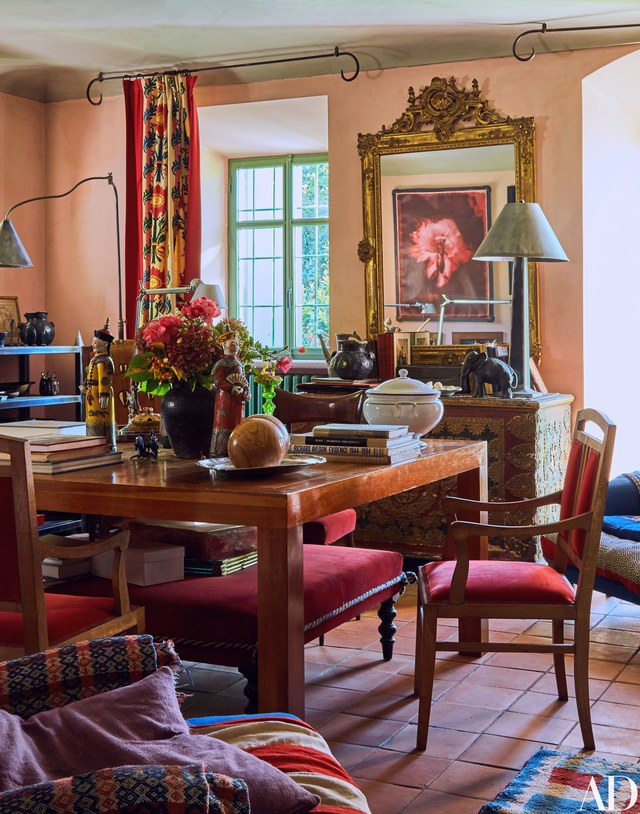 Tour all-season garden inside (& out) a boho farmhouse in Italy - living room 4 Oberto Gili on Architectural Digest. www.bohohome.com @bohosusan