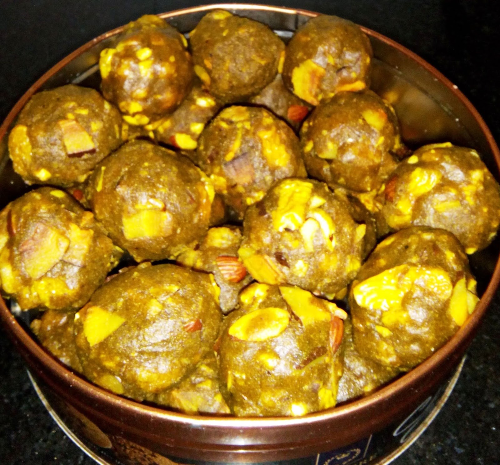 Ghar Ka Meetha: Kachchi Haldi aur Gond ke Laddu