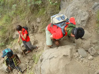 Para pendaki harus lincah menuruni lereng kawah ke danau Segara Anak, kemiringan kawah dari 20 derajat hingga 70 derajat, Gunung Rinjani