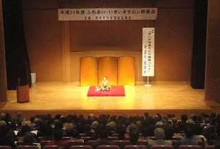 三遊亭楽春講演会「笑いの効果で心の健康づくり」の風景。 三遊亭楽春講演会「笑いの効果で心の健康づくり」の風景。