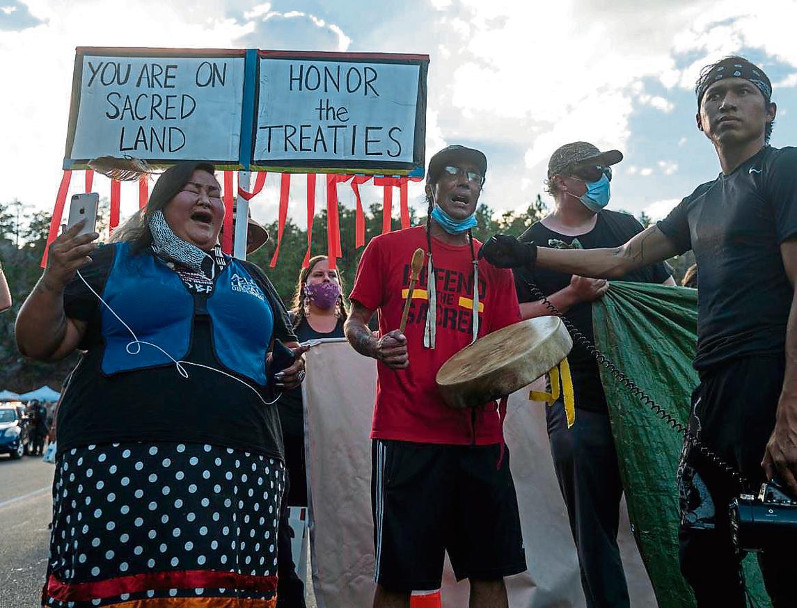 Nativos protestan por la visita de Trump a su tierra sagrada Nativos protestan por la visita de Trump a su tierra sagrada