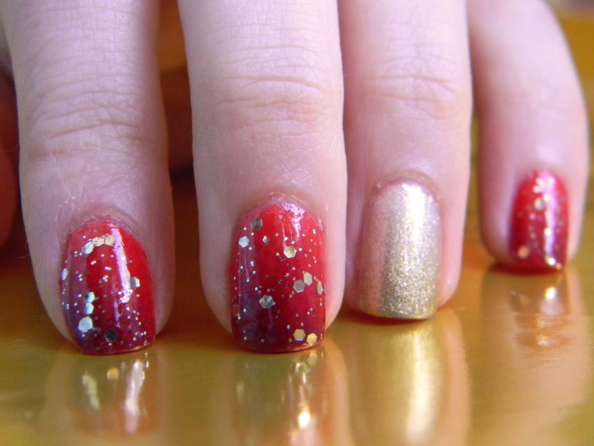 Nail art fête, noël, dégradé rouge et doré, paillettes Nail art fête, noël, dégradé rouge et doré, paillettes