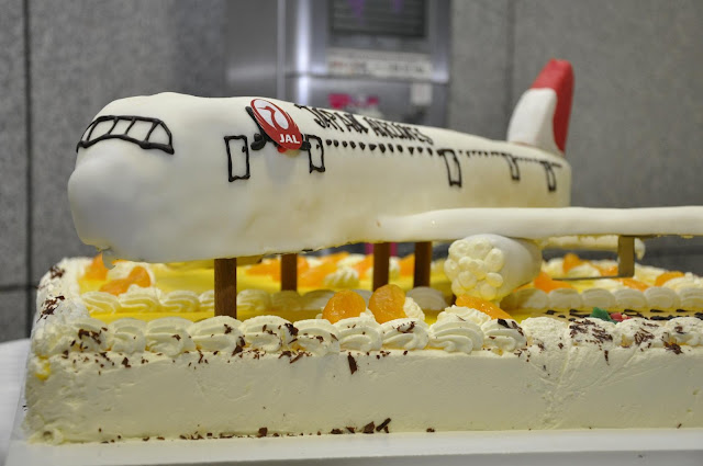 JAL celebrated 50th anniversary of the Tokyo - Frankfurt route. But something is seriously wrong with the cake they received as a gift from FRAPORT