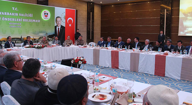 Diyarbakır'da kanaat önderleriyle buluşma toplantısı Diyarbakır'da kanaat önderleriyle buluşma toplantısı
