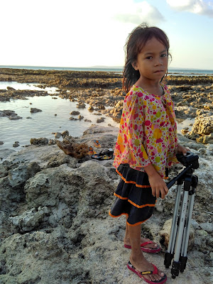 seorang anak dan tripod seorang anak dan tripod