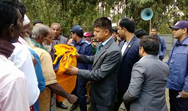 Distribution of blanket blankets among the mises of Bhuapurapura ভূঞাপুরের চরাঞ্চলে দুঃস্থ্যদের মাঝে ডিসির কম্বল বিতরণ