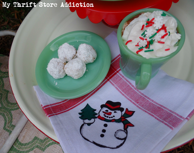 Ready to do some holiday baking? Today I'm sharing a family tradition-the recipe for my Ma-maw's Christmas cookies! vintage Christmas cookies