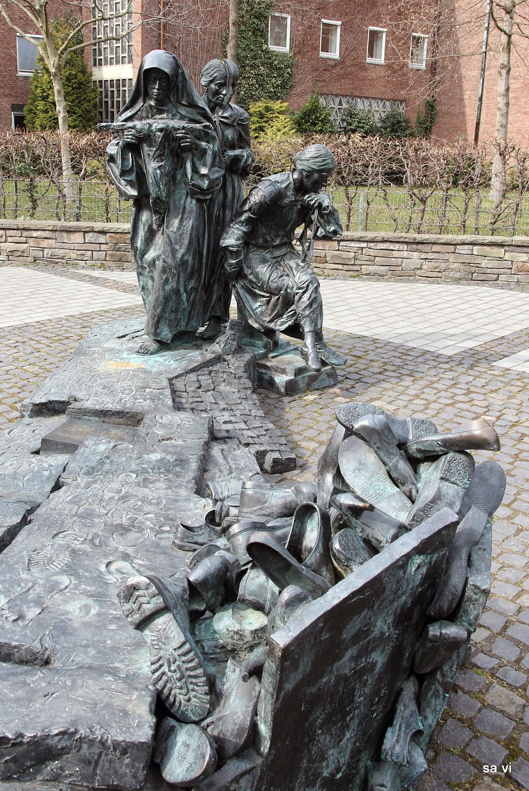 sacerdos viennensis: Das Edith Stein Denkmal am Kölner Börsenplatz