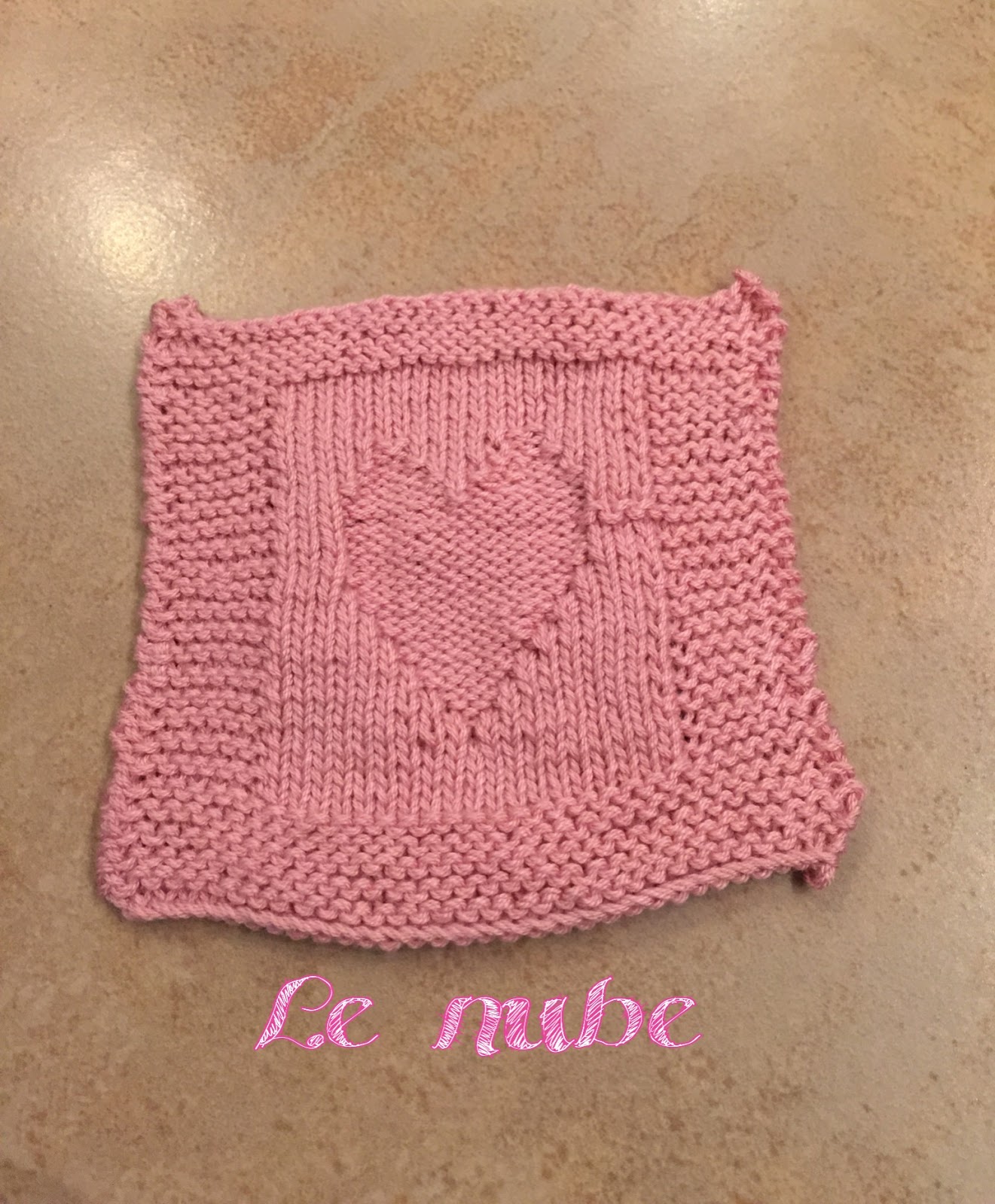 Gráfico corazón en relieve en punto a dos agujas Gráfico corazón en relieve en punto a dos agujas