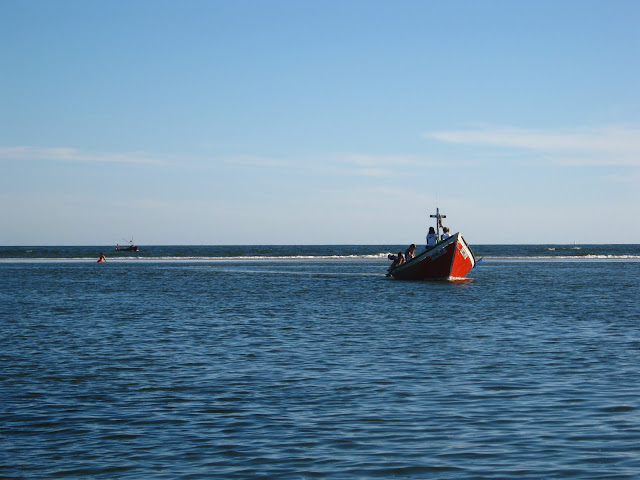 Barco Pesquero volviendo  al arroyo pando canelones uruguay