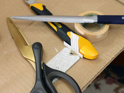 プラリペアを微妙に盛りたかったので厚紙で間隔の調整をしながらの作業 プラリペアを微妙に盛りたかったので厚紙で間隔の調整をしながらの作業