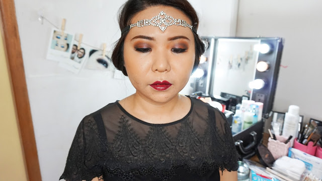 Easy 1920s gatsby inspired makeup tutorial. This can be used for halloween makeup. Dark berry purple lipstick with a warm brown eyes. Using Makeup Revolution Palette flawless matte for the eyes and I will be showing you how to use matte eyeshadow. Learn the basic and easy makeup technique with Theresia Feegy, makeup artist and beautepreneur. How to get an easy vintage daily look and what are the perfect vintage color combination