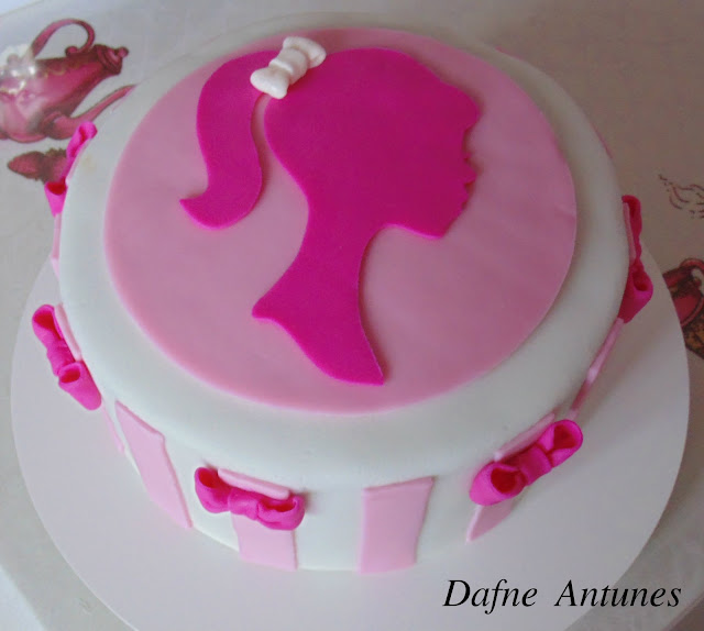 Bolo perfil da Barbie com pasta americana rosa - cake fondant